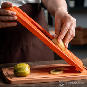 нарежьте киви