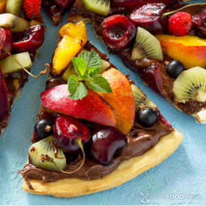 Фруктово-ягодная пицца с шоколадной пастой