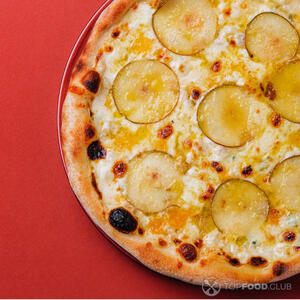 горячая пицца с грушей и медом