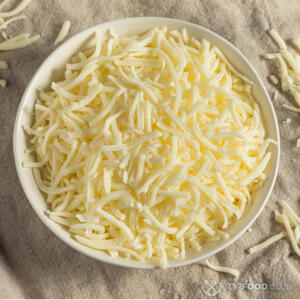 Натрите моцареллу