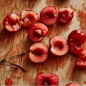 черешню разрежьте пополам