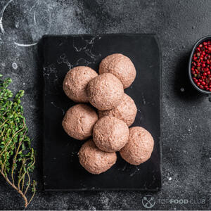 Лепит котлеты