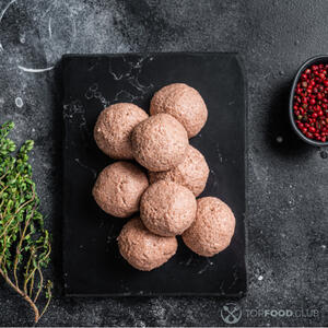 Лепит котлеты