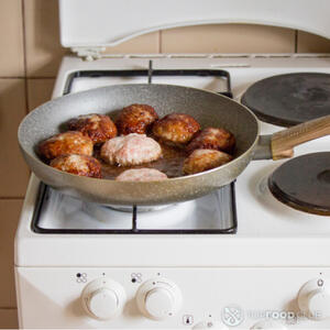 Жарит котлеты