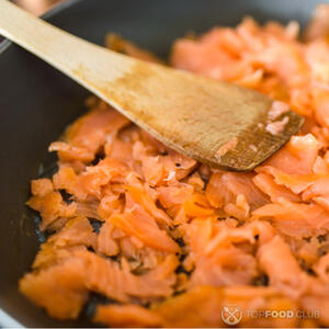 Жарит лосось