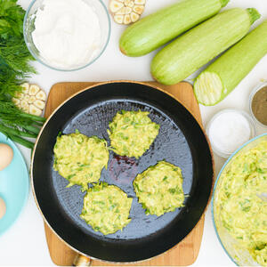 жарить кабачковые оладьи