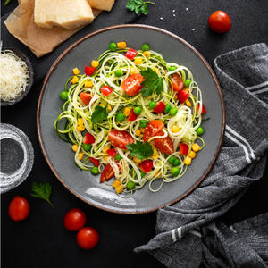 Паста из кабачков с помидорами и горошком