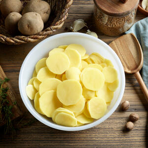 Картофель нарезать кружочками