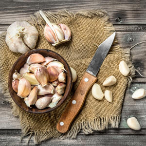 Чеснок раздавить ножом