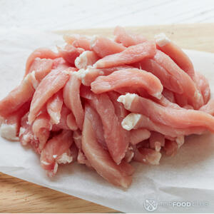 Нарезаем свинину