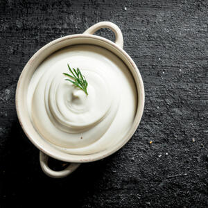 Смешать сыр с майонезом