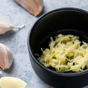 Натереть чеснок