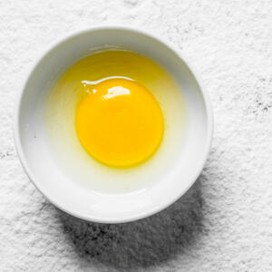 Добавить яйцо