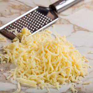 Посыпать сыром