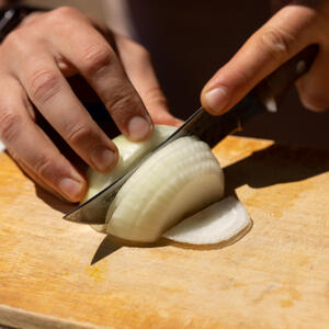 Нарезать лук