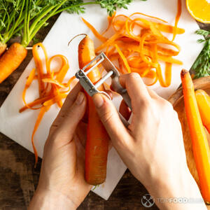 Очистить морковь