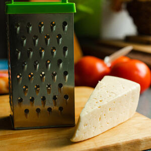 Натрите сыр на терке