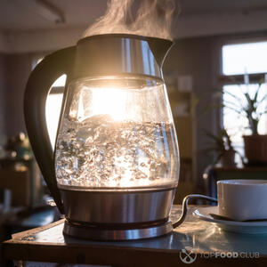 Добавьте горячую воду