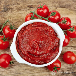 Добавьте томатную пасту