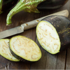 Нарежьте баклажаны