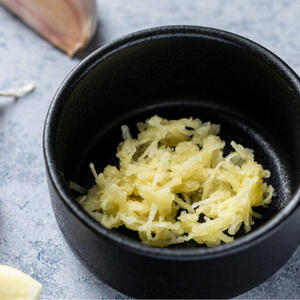 Натереть чеснок