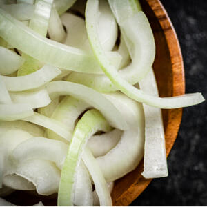 Нарежьте лук