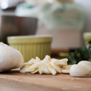 Нарезать чеснок