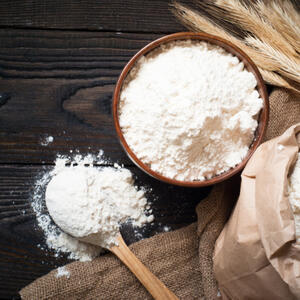 Панировать мясо