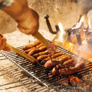 Жарить колбаски