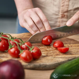 Нарежьте помидоры