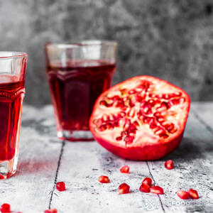 Влить гранатовый сок