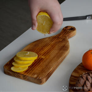 Добавить лимон