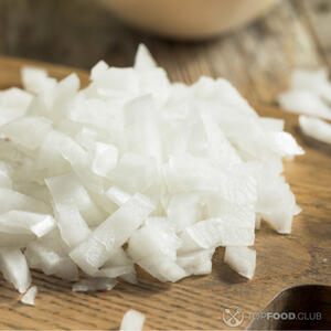 Лук нарезать