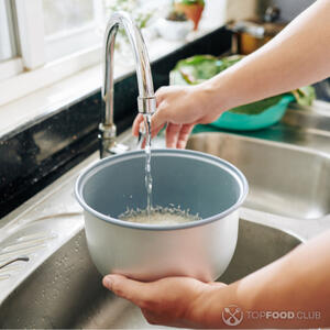 Промыть рис