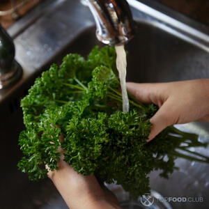 Промыть петрушку