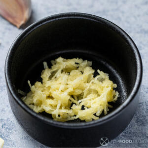 Натереть чеснок