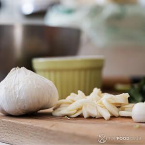 Нарезать чеснок