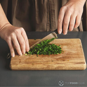 Измельчить петрушку