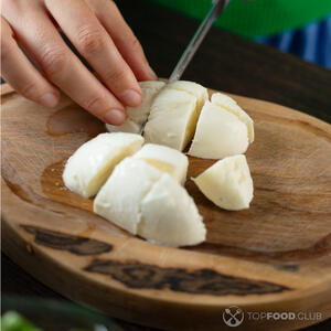 Моцареллу нарезать