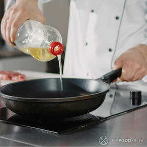 Влейте масло