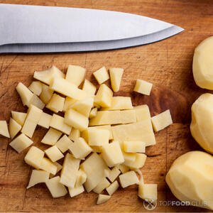 Порежьте картофель