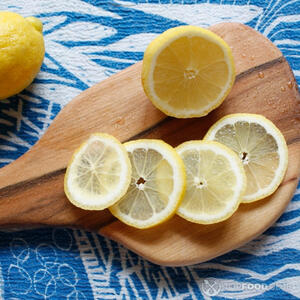Нарезать лимон
