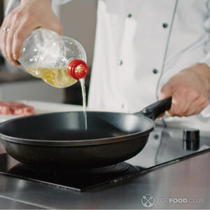 Влить масло