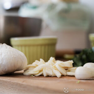 Нарезать чеснок