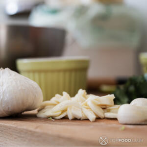 Нарезать чеснок