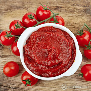 Добавить томатную пасту