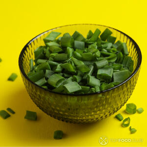 Подать к столу лук