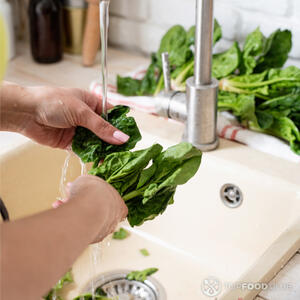 Помыть шпинат