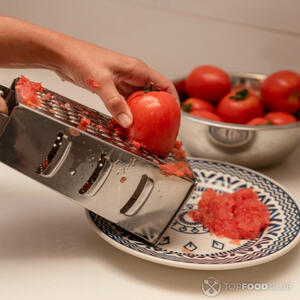 Натереть помидоры