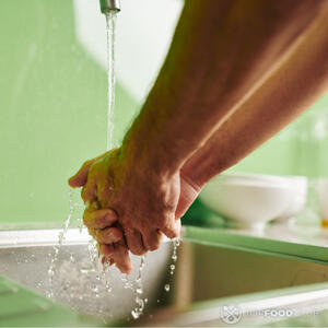 Смочить руки